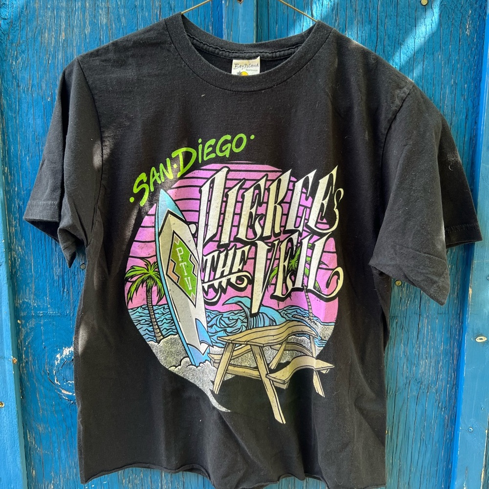Cropped Pierce the Veil band t-shirt